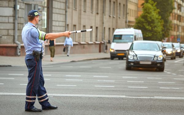 kierowanie-ruchem-przez-policjanta