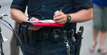 Policjant wypisujący mandat