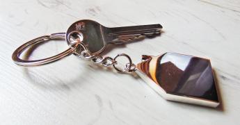 Klucz z brelokiem w kształcie domu