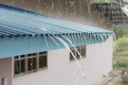 Deszcz spływający z dachu