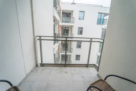 widok z balkonu na resztę bloku