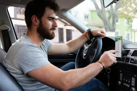 Mężczyzna sprawdzający trasę w aplikacji dla kierowców