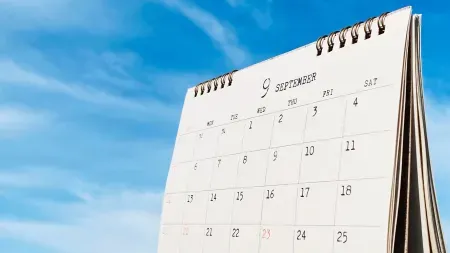 Kartka z kalendarza na tle nieba.