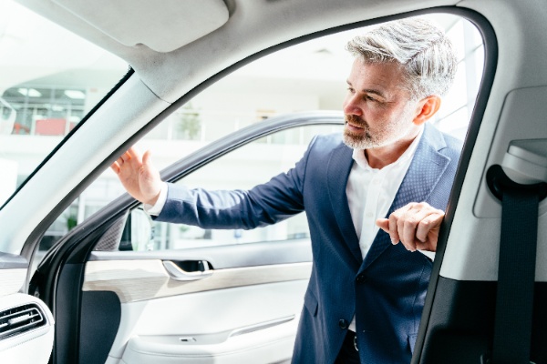 Mężczyzna sprawdza auto w środku